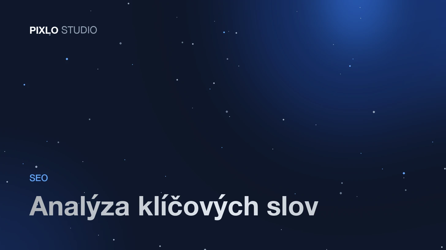 Analýza klíčových slov: tabulka frází s hledaností a obtížností na obrazovce notebooku